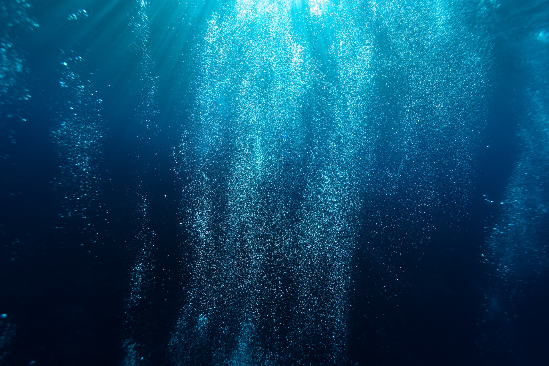 Immagine subacque di bollicine che salgono nel blu dell'acqua marina