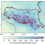 Mappa di MSWEP che mostra le precipitazioni accumulate in 21 giorni a maggio in Emilia Romagna. Le X corrispondono alle stazioni meteorologiche.
